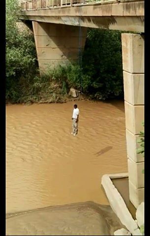 مشهد صادم .. شاب يضع حدا لحياته شنقا بواسطة حبل مربوط بقنطرة 