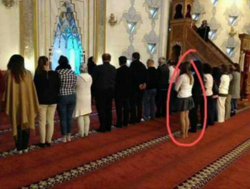 مثير بالصورة: فتاة تصلي بـ"تنورة قصيرة" وهذا ما علّق به فيصل القاسم مثير بالصورة: فتاة تصلي بـ"تنورة قصيرة" وهذا ما علّق به فيصل القاسم