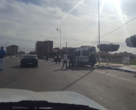 اندلاع مواجهات عنيفة بالحجارة والسيوف بين أنصار فريقين بسلوان تسفر عن إصابات خطيرة وأفواج الأمن يتدخل اندلاع مواجهات عنيفة بالحجارة والسيوف بين أنصار فريقين بسلوان تسفر عن إصابات خطيرة وأفواج الأمن يتدخل