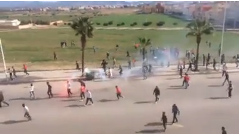 اندلاع مواجهات عنيفة بالحجارة والسيوف بين أنصار فريقين بسلوان تسفر عن إصابات خطيرة وأفواج الأمن يتدخل اندلاع مواجهات عنيفة بالحجارة والسيوف بين أنصار فريقين بسلوان تسفر عن إصابات خطيرة وأفواج الأمن يتدخل