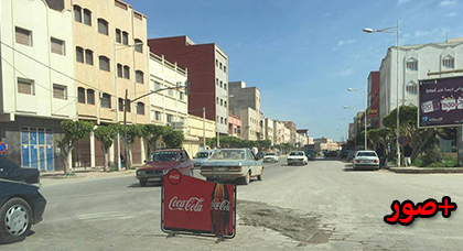 حفرة وسط شارع رئيسي بالعروي تربك حركة السير ومواطن يتدخل لإصلاحها مؤقتا بعد أن عجز مسؤولو المدينة حفرة وسط شارع رئيسي بالعروي تربك حركة السير ومواطن يتدخل لإصلاحها مؤقتا بعد أن عجز مسؤولو المدينة