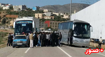 سائقو "الطاكسيات" يحاصرون الحافلات المارة من الطريق الساحلي الرابط بين الناظور والحسيمة سائقو "الطاكسيات" يحاصرون الحافلات المارة من الطريق الساحلي الرابط بين الناظور والحسيمة