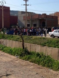 ساكنة "غاسي" تغلق الطريق المفضية إلى منطقتها احتجاجا على مجلس بلدية بني أنصار لهذا السبب ساكنة "غاسي" تغلق الطريق المفضية إلى منطقتها احتجاجا على مجلس بلدية بني أنصار لهذا السبب