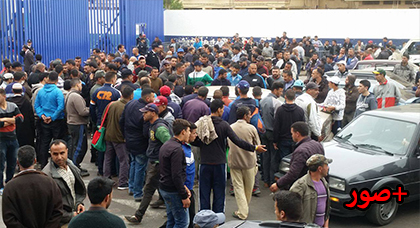 تجمهر العشرات من المواطنين أمام معبر بني نصار بعد منعهم من الدخول الى مليلية المحتلة تجمهر العشرات من المواطنين أمام معبر بني نصار بعد منعهم من الدخول الى مليلية المحتلة