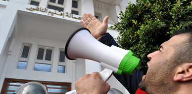 سليمان حوليش يواصل احتجاجه ويهدد بإحراق نفسه إذا لم تتم محاكمة عامل إقليم الناظور سليمان حوليش يواصل احتجاجه ويهدد بإحراق نفسه إذا لم تتم محاكمة عامل إقليم الناظور