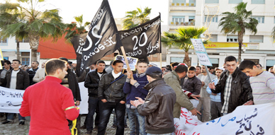 ما مفاكينش ومع المخزن ما مصالحينش شعار مسيرة إحتجاجية جديدة لحركة 20 فبراير بالناظور ما مفاكينش ومع المخزن ما مصالحينش شعار مسيرة إحتجاجية جديدة لحركة 20 فبراير بالناظور