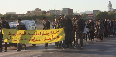 طلبة كلية سلوان يعربون عن غضبهم على تأخر صرف المنحة بمسيرة إحتجاجية طلبة كلية سلوان يعربون عن غضبهم على تأخر صرف المنحة بمسيرة إحتجاجية