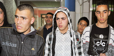 عصابة إجرامية تعتدي على ركاب حافلة للنقل الحضري وسط الناظور وتصيب خمسة أشخاص بالسلاح الأبيض والكليوموجين عصابة إجرامية تعتدي على ركاب حافلة للنقل الحضري وسط الناظور وتصيب خمسة أشخاص بالسلاح الأبيض والكليوموجين