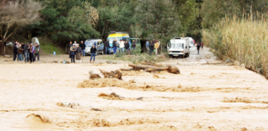 أمطار الخير تفضح من جديد واقع البنيات التحتية الهشة بتمسمان وارتفاع منسوب واد أمقران يحاصر المواطنين أمطار الخير تفضح من جديد واقع البنيات التحتية الهشة بتمسمان وارتفاع منسوب واد أمقران يحاصر المواطنين