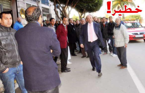 القنصل الإسباني بالناظور "خورخي كابيساس" ينصّب نفسه حارس أمن و"يطارد" مصور ناظورسيتي بالشارع العام القنصل الإسباني بالناظور "خورخي كابيساس" ينصّب نفسه حارس أمن و"يطارد" مصور ناظورسيتي بالشارع العام