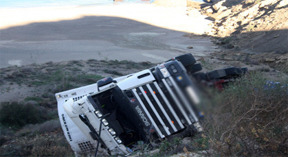 إنقلاب شاحنة كبير محملة بالحليب على الطريق الساحلية