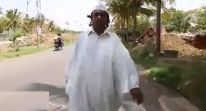 بالفيديو: رجل لا يمشي إلا للخلف منذ 25 عاماً بالفيديو: رجل لا يمشي إلا للخلف منذ 25 عاماً