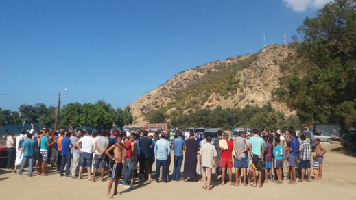 ساكنة تركيست نواحي الحسيمة في مسيرة إحتجاجية بالسيارات للمطالبة بفك العزلة ساكنة تركيست نواحي الحسيمة في مسيرة إحتجاجية بالسيارات للمطالبة بفك العزلة