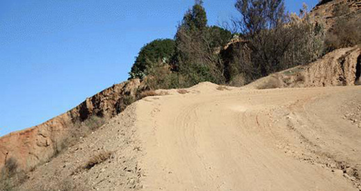 هشاشة البنية الطرقية .. مشكل يؤرق بال ساكنة القرى النائية بالريف الأوسط هشاشة البنية الطرقية .. مشكل يؤرق بال ساكنة القرى النائية بالريف الأوسط