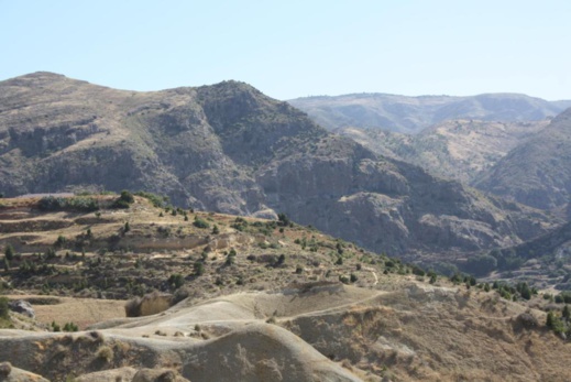 هشاشة البنية الطرقية .. مشكل يؤرق بال ساكنة القرى النائية بالريف الأوسط هشاشة البنية الطرقية .. مشكل يؤرق بال ساكنة القرى النائية بالريف الأوسط