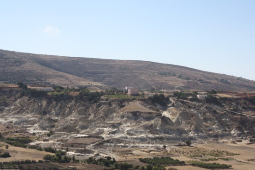 هشاشة البنية الطرقية .. مشكل يؤرق بال ساكنة القرى النائية بالريف الأوسط هشاشة البنية الطرقية .. مشكل يؤرق بال ساكنة القرى النائية بالريف الأوسط