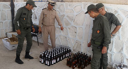 بالصور.. عناصر القوات المساعدة تحجز كمية مهمة من الخمور بالمعبر الحدودي بني نصار بالصور.. عناصر القوات المساعدة تحجز كمية مهمة من الخمور بالمعبر الحدودي بني نصار