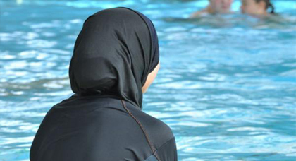 منع ارتداء "البوركيني" بالشريط الساحلي الجنوبي لفرنسا والشرطة تغرم 3 فتيات بسببه منع ارتداء "البوركيني" بالشريط الساحلي الجنوبي لفرنسا والشرطة تغرم 3 فتيات بسببه