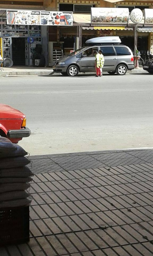 إنتشار ظاهرة حراسة السيارات من طرف الأطفال بشكل مقلق في مدينة العروي 