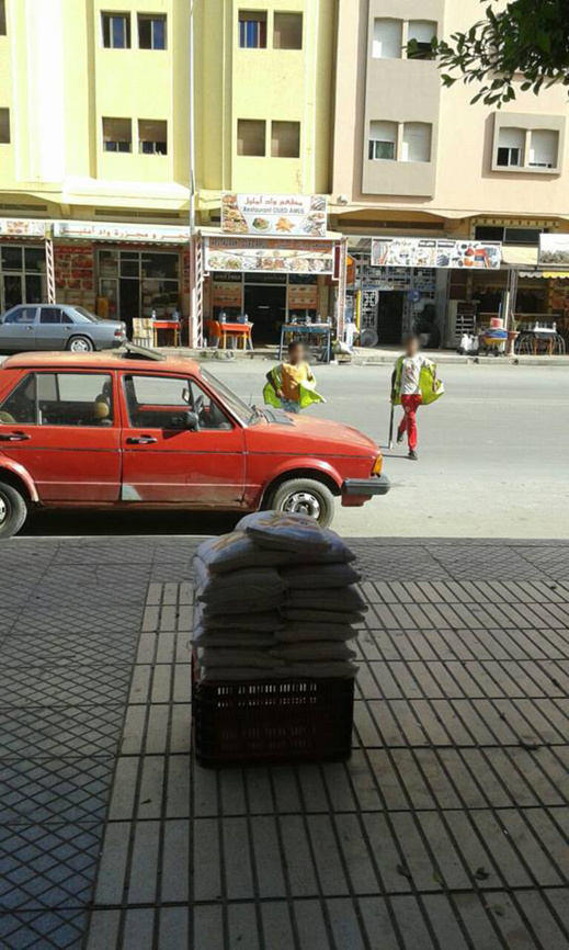 إنتشار ظاهرة حراسة السيارات من طرف الأطفال بشكل مقلق في مدينة العروي إنتشار ظاهرة حراسة السيارات من طرف الأطفال بشكل مقلق في مدينة العروي