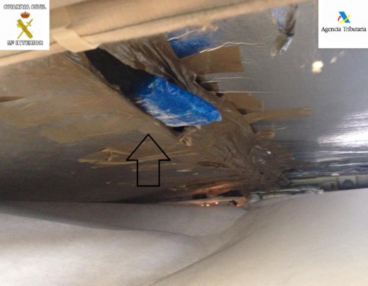 حجز كمية مهمة من الحشيش داخل سقف سيارة نفعية كانت متوجه الى مالقا عبر ميناء مليلية حجز كمية مهمة من الحشيش داخل سقف سيارة نفعية كانت متوجه الى مالقا عبر ميناء مليلية