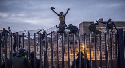 مهاجرون يتمكنون من دخول مليلية المحتلة بعد اجتياز السياج الحديدي مهاجرون يتمكنون من دخول مليلية المحتلة بعد اجتياز السياج الحديدي