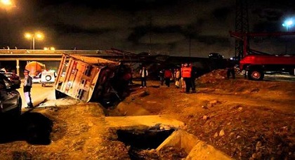 إنقلاب شاحنة محملة بأطنان من توليفات الأثواب وسط الطريق الرابطة بين العروي وأفسو إنقلاب شاحنة محملة بأطنان من توليفات الأثواب وسط الطريق الرابطة بين العروي وأفسو