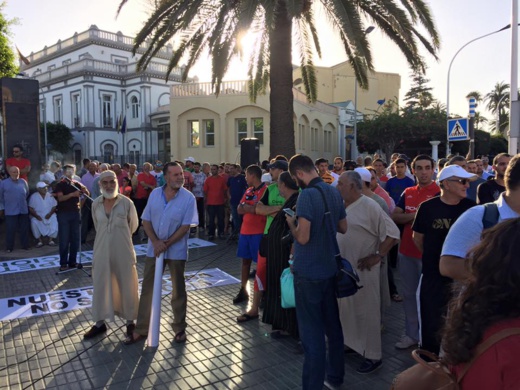 إحتجاجات عارمة لمسلمي مليلية بعد منعهم من إستيراد أضاحي العيد من المغرب إحتجاجات عارمة لمسلمي مليلية بعد منعهم من إستيراد أضاحي العيد من المغرب