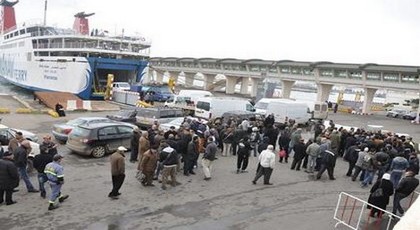 مهاجرون مستاؤون من شرطة ميناء بني أنصار ويعتبرونها سببا في تغيير وجهتهم إلى مليلية مهاجرون مستاؤون من شرطة ميناء بني أنصار ويعتبرونها سببا في تغيير وجهتهم إلى مليلية