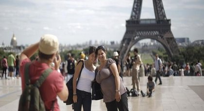 الاعتداءات الإرهابية وسوء الطقس قلصوا من عدد السياح في فرنسا