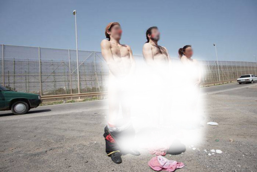 أعضاء منظمة "المهرجون " يحتجون بدون ملابس امام السياج الفاصل بين مليلية و بني نصار أعضاء منظمة "المهرجون " يحتجون بدون ملابس امام السياج الفاصل بين مليلية و بني نصار