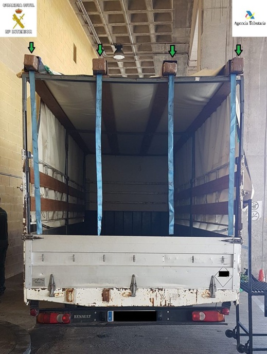 حجز كمية مهمة من الحشيش كانت على متن شاحنة صغيرة بميناء مدينة مليلية المحتلة حجز كمية مهمة من الحشيش كانت على متن شاحنة صغيرة بميناء مدينة مليلية المحتلة