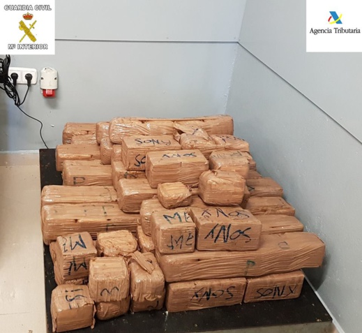 حجز كمية مهمة من الحشيش كانت على متن شاحنة صغيرة بميناء مدينة مليلية المحتلة حجز كمية مهمة من الحشيش كانت على متن شاحنة صغيرة بميناء مدينة مليلية المحتلة