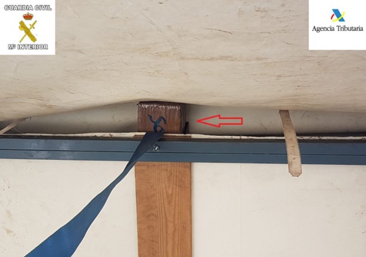 حجز كمية مهمة من الحشيش كانت على متن شاحنة صغيرة بميناء مدينة مليلية المحتلة حجز كمية مهمة من الحشيش كانت على متن شاحنة صغيرة بميناء مدينة مليلية المحتلة