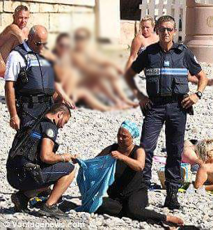 الشرطة الفرنسية تخلع لباس "البوركيني" من امرأة مسلمة على شاطئ البحر 
