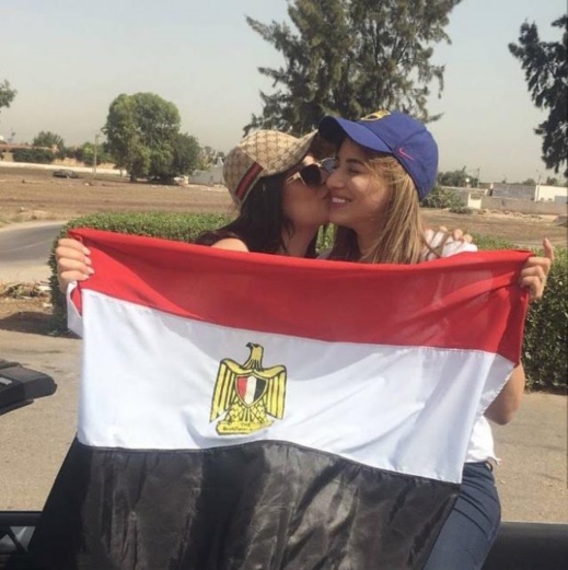 خريجة ستار أكاديمي الناظورية حنان لخضر ترفع العلم المصري بمطار محمد الخامس لهذا السبب
