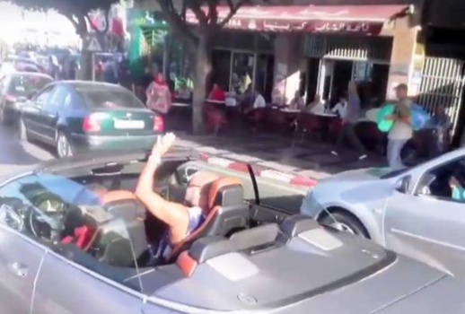 صورة.. الملك يتجول بسيارة مكشوفة في الأزقة الضيقة لمدينة طنجة صورة.. الملك يتجول بسيارة مكشوفة في الأزقة الضيقة لمدينة طنجة