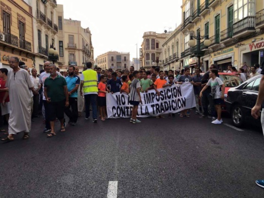 للمرة الثانية.. مسلموا مليلية يخرجون في مسيرة حاشدة للتنديد بقرار منعهم من استيراد أضاحي العيد من المغرب للمرة الثانية.. مسلموا مليلية يخرجون في مسيرة حاشدة للتنديد بقرار منعهم من استيراد أضاحي العيد من المغرب