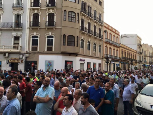 للمرة الثانية.. مسلموا مليلية يخرجون في مسيرة حاشدة للتنديد بقرار منعهم من استيراد أضاحي العيد من المغرب للمرة الثانية.. مسلموا مليلية يخرجون في مسيرة حاشدة للتنديد بقرار منعهم من استيراد أضاحي العيد من المغرب