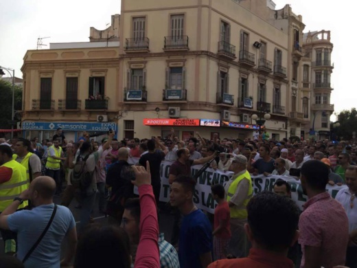 للمرة الثانية.. مسلموا مليلية يخرجون في مسيرة حاشدة للتنديد بقرار منعهم من استيراد أضاحي العيد من المغرب للمرة الثانية.. مسلموا مليلية يخرجون في مسيرة حاشدة للتنديد بقرار منعهم من استيراد أضاحي العيد من المغرب