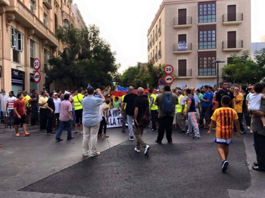 للمرة الثانية.. مسلموا مليلية يخرجون في مسيرة حاشدة للتنديد بقرار منعهم من استيراد أضاحي العيد من المغرب للمرة الثانية.. مسلموا مليلية يخرجون في مسيرة حاشدة للتنديد بقرار منعهم من استيراد أضاحي العيد من المغرب