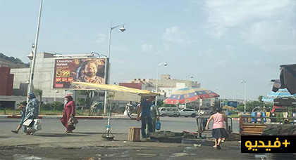 في الناظور فقط.. الباعة المتجولون يمارسون تجارتهم بالمظلات وسط الشارع العام في الناظور فقط.. الباعة المتجولون يمارسون تجارتهم بالمظلات وسط الشارع العام