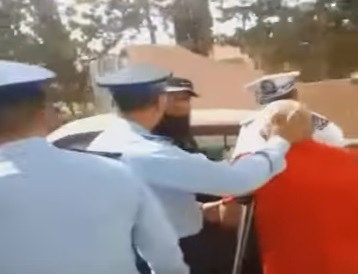 بالصور: شرطة العروي تُحبط محاولة أحد الفلاحين حرق جسده بالبنزين على الطريقة البوعزيزية بالصور: شرطة العروي تُحبط محاولة أحد الفلاحين حرق جسده بالبنزين على الطريقة البوعزيزية