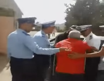 بالصور: شرطة العروي تُحبط محاولة أحد الفلاحين حرق جسده بالبنزين على الطريقة البوعزيزية بالصور: شرطة العروي تُحبط محاولة أحد الفلاحين حرق جسده بالبنزين على الطريقة البوعزيزية