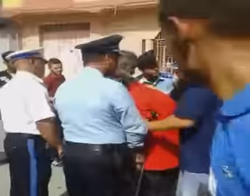 بالصور: شرطة العروي تُحبط محاولة أحد الفلاحين حرق جسده بالبنزين على الطريقة البوعزيزية بالصور: شرطة العروي تُحبط محاولة أحد الفلاحين حرق جسده بالبنزين على الطريقة البوعزيزية