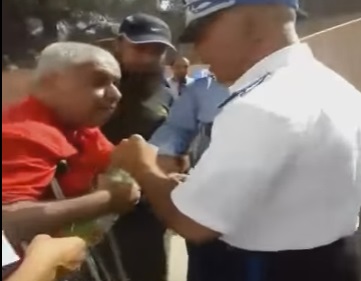 بالصور: شرطة العروي تُحبط محاولة أحد الفلاحين حرق جسده بالبنزين على الطريقة البوعزيزية بالصور: شرطة العروي تُحبط محاولة أحد الفلاحين حرق جسده بالبنزين على الطريقة البوعزيزية
