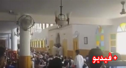 مواطن نيجيري يعلن اسلامه بالمسجد العسكري و محمد بونيس يلقنه الشهادتين مواطن نيجيري يعلن اسلامه بالمسجد العسكري و محمد بونيس يلقنه الشهادتين