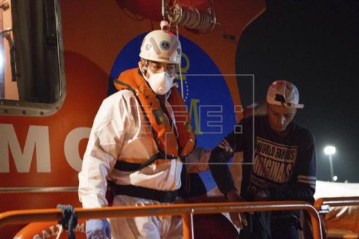 الحرس المدني الاسباني ينقذ 4 أشخاص من إقليم الحسيمة تاه زورقهم في المياه الدولية لمدة 4 أيام الحرس المدني الاسباني ينقذ 4 أشخاص من إقليم الحسيمة تاه زورقهم في المياه الدولية لمدة 4 أيام