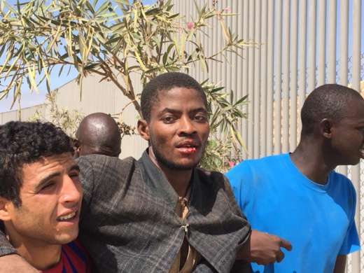 مثير.. أكثر من 100 مهاجر إفريقي تمكنوا من الدخول الى مليلية بعد القفز على السياج الشائك مثير.. أكثر من 100 مهاجر إفريقي تمكنوا من الدخول الى مليلية بعد القفز على السياج الشائك