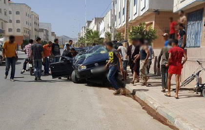 بالفيديو.. خسائر مادية هامة في حادث اصطدام  سيارتين على مستوى الطريق المؤدية من بن طيب الى الدريوش